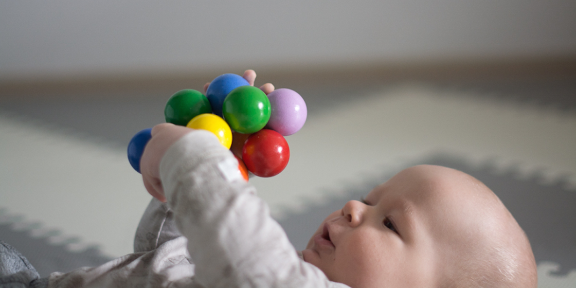 Zabawki dla niemowląt 6-12 m. - wybór najlepszych zabawek - nebule.pl