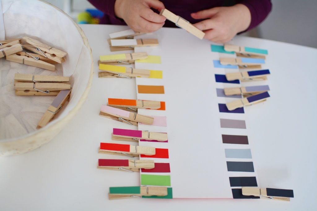 Metoda Montessori – zabawa ze spinaczami dla dziecka