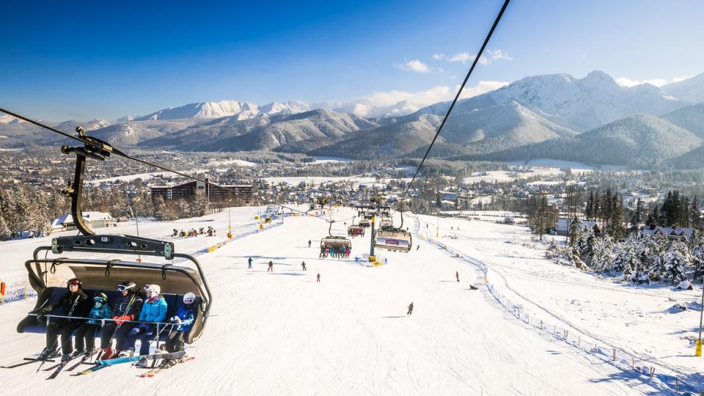 atrakcyjnie miejsca dla dzieci - wyciąg narciarski w ferie zimowe