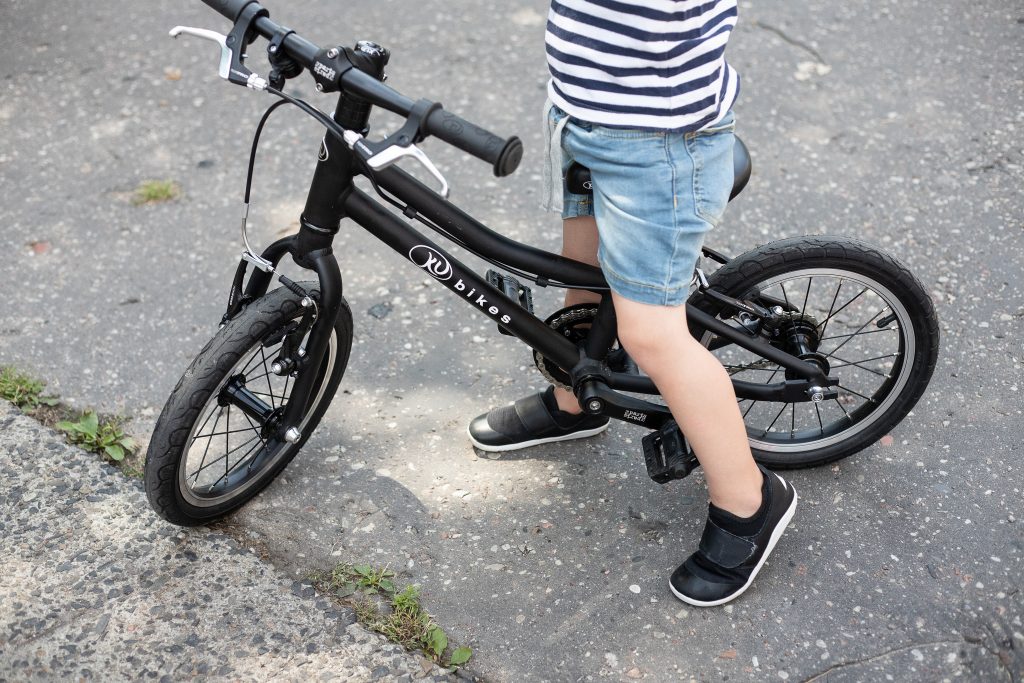 czarny matowy KUbikes - pierwszy rower dla dziecka