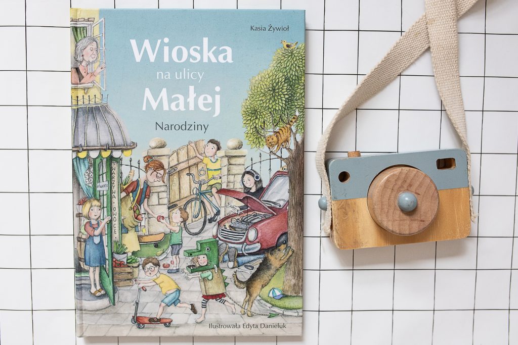 Wioska na ulicy Małej – Narodziny - okładka książki dla dzieci