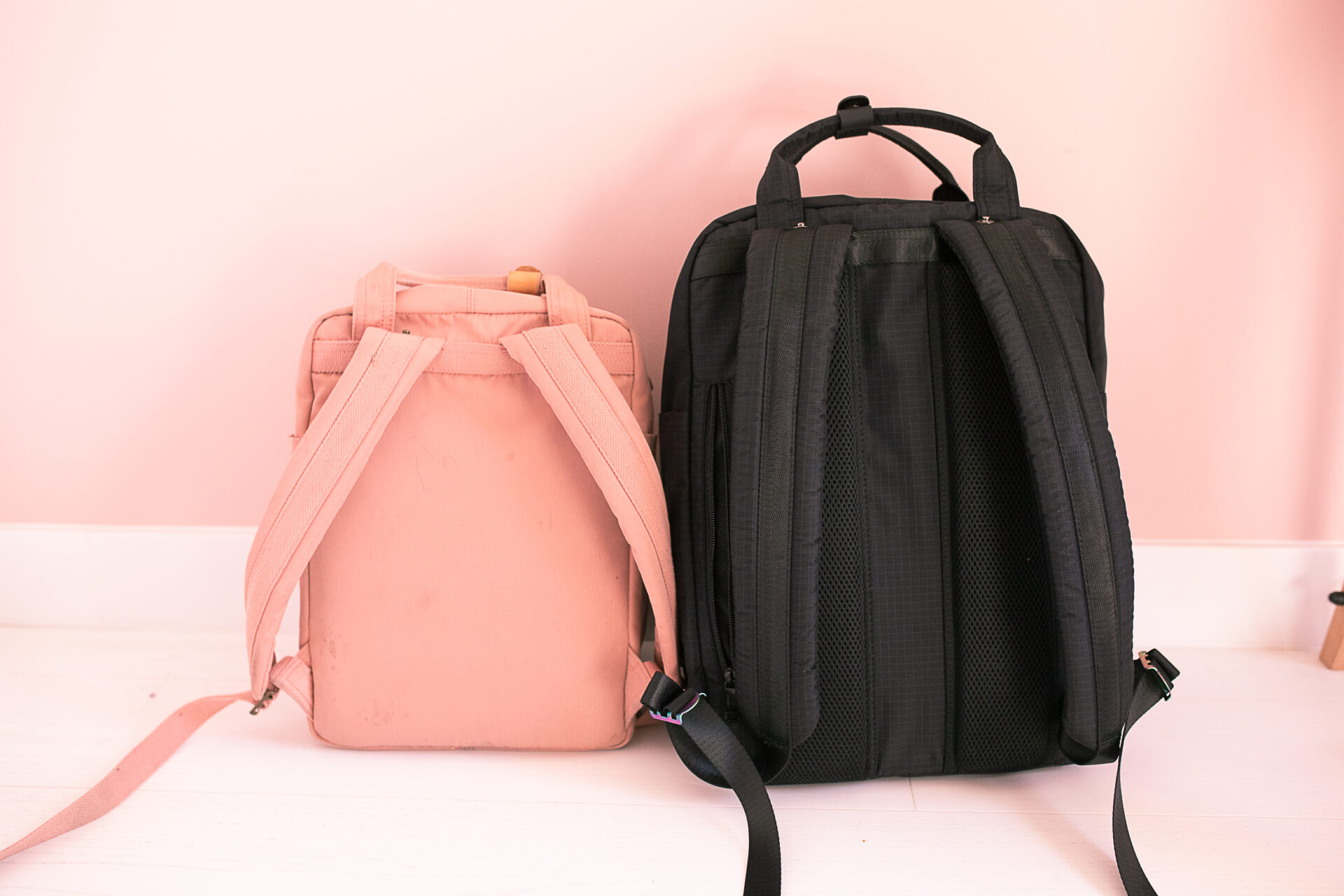 plecaki szkolne - różowy Dougnat 16l i czarny 18l - porównanie