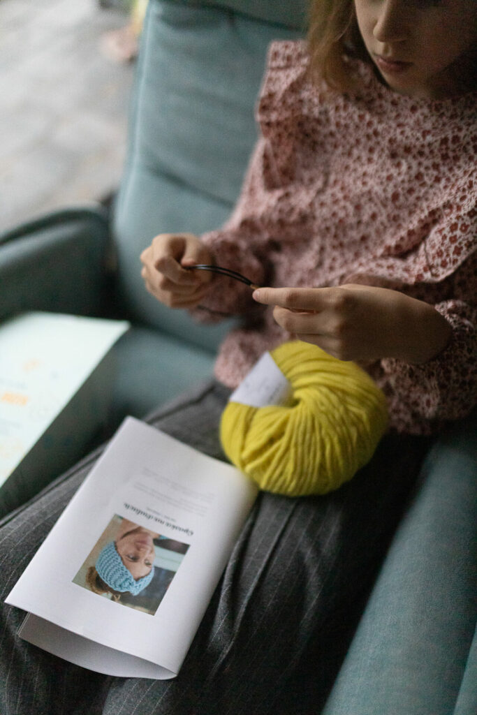 Prezenty na Święta dla dzieci 2022 - zestaw do nauki robienia na drutach Knit Box DIY