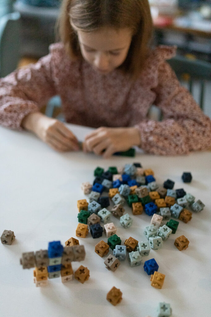 dziewczynka układa klocki silikonowe Links Building Blocks