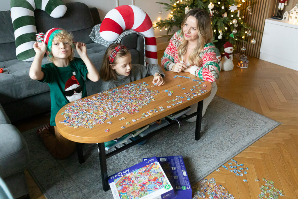 dzieci i mama układają puzzle eye spy