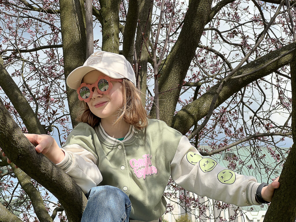 dziewczynka w okularach przeciwsłonecznych dla dzieci diva flower shadez