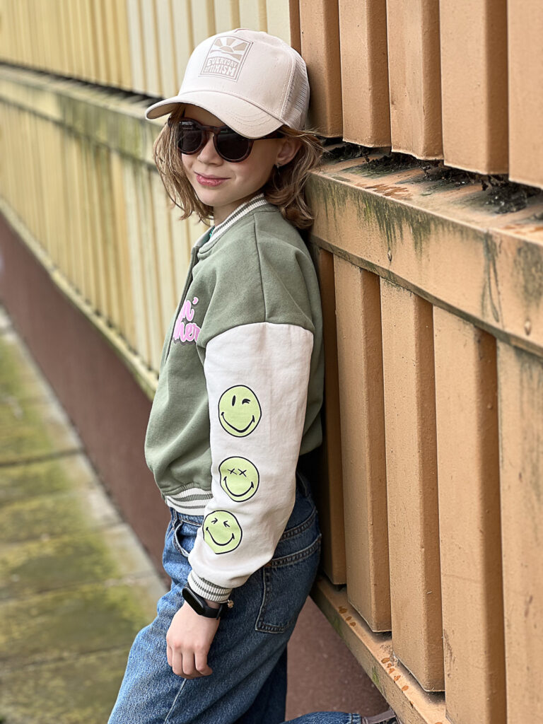 dziewczynka w okularach przeciwsłonecznych dla dziecka chill tortoise fashion