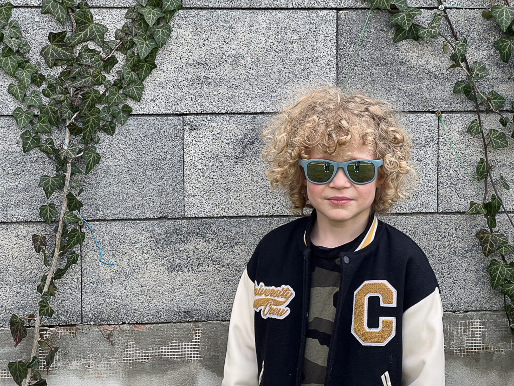 chłopiec w okularach przecwisłonecznych dla dzieci - real shades surf
