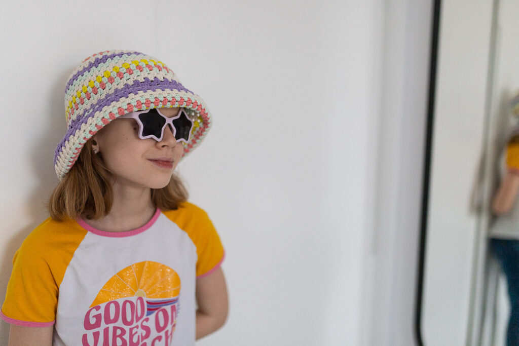 dziewczynka nosi okulary przeciwsłoneczne dla dzieci w kształcie gwiazdy - real shades Star