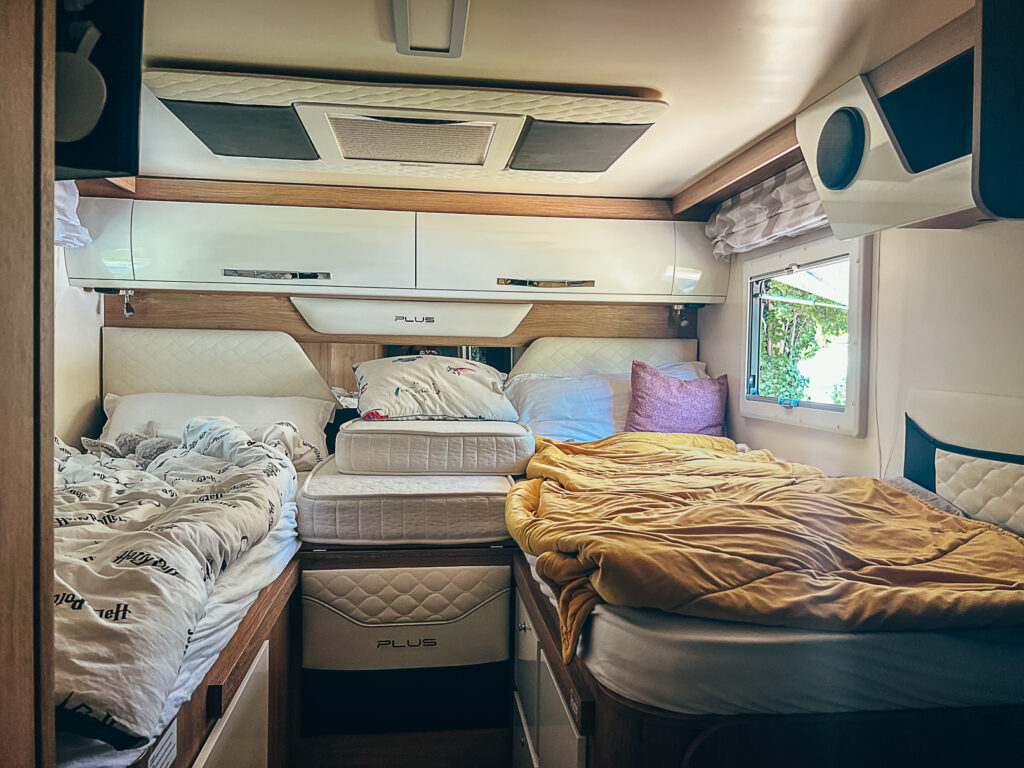 dwa łóżka w kamperze